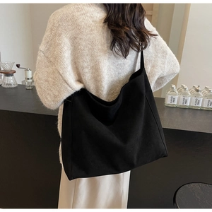 Grand sac fourre-tout noir minimaliste en toile souple pour les cours et les déplacements