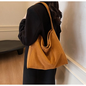 Gros plan détaillé du grand sac cabas jaune en daim avec une texture vintage douce