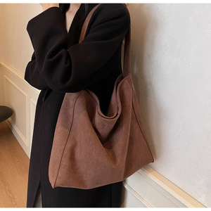 Grand sac cabas minimaliste en cuir souple marron pour femme au style décontracté