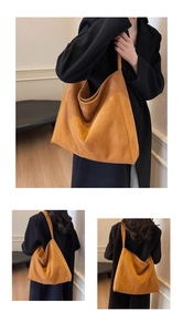Détail du sac fourre-tout en daim caramel souple avec un design hobo spacieux et large bandoulière