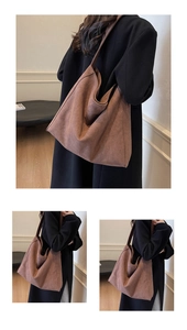 Gros plan du grand sac cabas marron rétro en cuir souple mat avec larges bandoulières