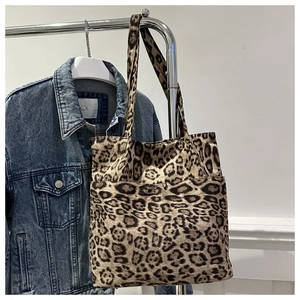 Dettaglio della borsa tote leopardata con tasca esterna e doppie spalline robuste