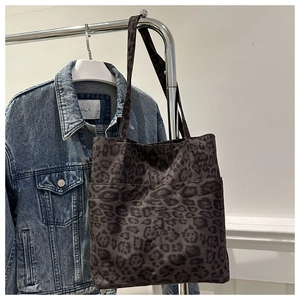 Dettaglio borsa a spalla scamosciata leopardata con doppie tasche frontali e capiente