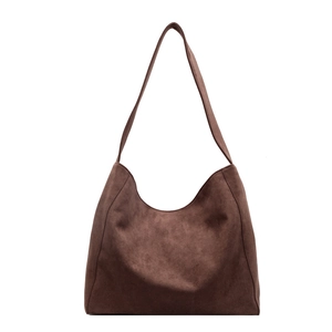 Grand sac cabas minimaliste en daim marron avec large bandoulière pour le quotidien