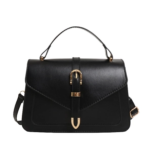 Sac à main classique en cuir noir mat avec boucle fer à cheval dorée et bandoulière