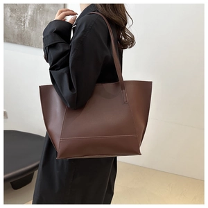 Sac fourre-tout minimaliste en cuir marron foncé pour le travail et la mode 2024