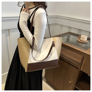 Sac fourre-tout tricolore à grande capacité porté par un mannequin en intérieur doux