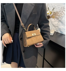 Mini sac à main en daim marron avec fermoir rotatif doré et bandoulière réglable