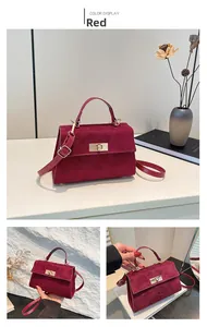 Détail d'un sac à main en velours bordeaux avec fermoir rotatif doré et bandoulière