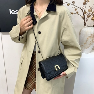 Elegante borsa a tracolla trapuntata nera con fibbia a ferro di cavallo dorata sul modello