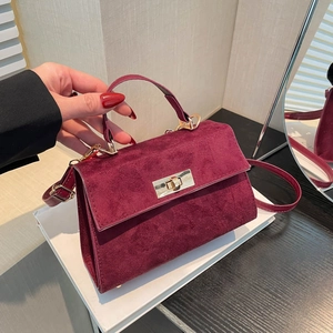 Sac à bandoulière en velours bordeaux avec fermoir doré et bandoulière réglable