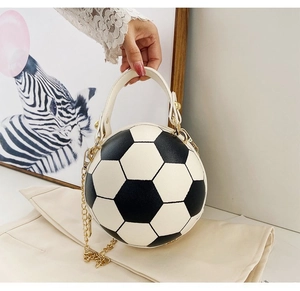 Dettaglio della borsa a tracolla a forma di calcio con texture a grana e catena oro