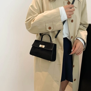 Sac Kelly noir en velours à bandoulière avec fermoir rotatif doré et fine sangle en cuir