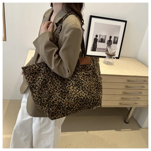 Large capacity leopard print tote bag with stylish canvas texture for daily travel