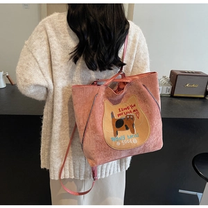 Détail du sac fourre-tout en velours rose avec écusson chat et fermeture éclair latérale