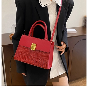 Sac à main structuré rouge à motif crocodile avec fermoir doré et bandoulière réglable