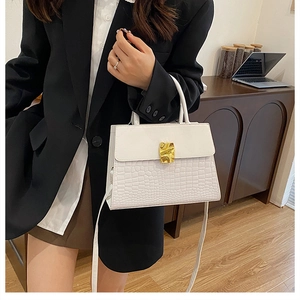 Sac à main blanc motif crocodile avec boucle dorée élégante pour femmes modernes