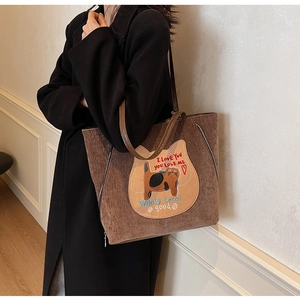 Détail du grand sac cabas en velours côtelé marron avec poignées cuir et broderie chat