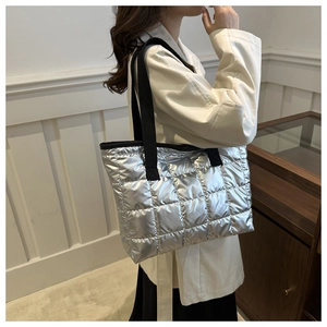 Détail du grand sac cabas argenté matelassé avec tissu brillant et sangle noire