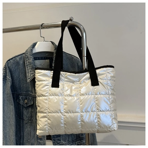 Détail du sac fourre-tout blanc matelassé à carreaux avec poignées en toile noire