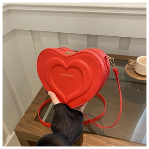 Sac à bandoulière chic en forme de cœur rouge avec texture gaufrée et zip doré