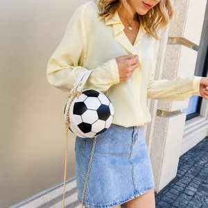 Schicke Fußball-Umhängetasche mit schwarz-weißen Paneelen und goldener Kette