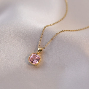 Collier élégant en or avec pendentif en zircone rose carrée sur fond de soie douce