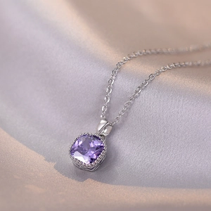 Vue détaillée du pendentif carré en zircon violet avec sertissage à quatre griffes et chaîne