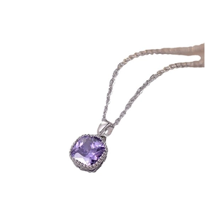 Collier en argent avec pendentif gemme violette carrée et bordure millgrain
