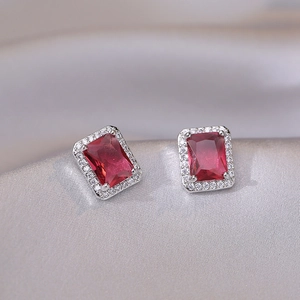Boucles d'oreilles en argent 925 avec zircon rouge rectangulaire et halo scintillant