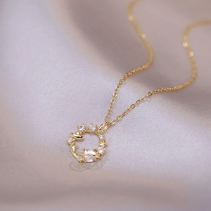 Collier pendentif planète étoilée avec cristaux de zircon sur fond de soie élégant