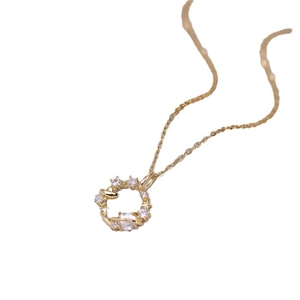 Collier planète rêveur en or 18 carats avec zircons scintillants et pendentifs Saturne