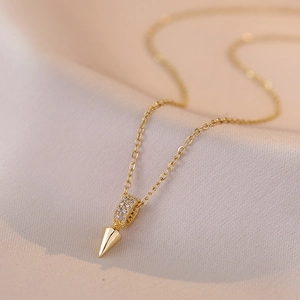 Collier élégant avec pendentif en forme de pic doré et cristaux sur soie beige
