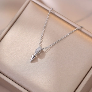 Collier argenté pour femme avec pendentif balle en zircon scintillant sur chaîne en acier