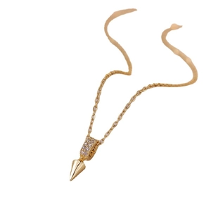 Collier avec pendentif pointe dorée polie et fermoir serti de zircons sur chaîne
