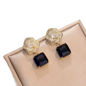 Boucles d'oreilles élégantes avec motif camélia diamanté et pendentif saphir bleu