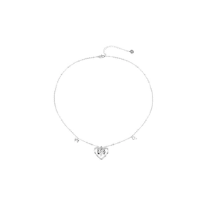 Collier argenté avec pendentif cœur ajouré et détails de nœuds sur une chaîne fine
