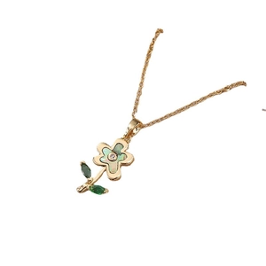 Elegante goldene Blumenkette mit grünen Blütenblättern und kleinem Diamant-Akzent