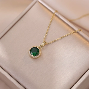 Collier élégant en zircon vert émeraude plaqué or présenté dans son coffret luxueux