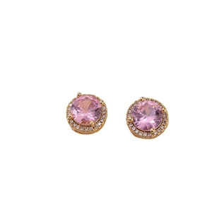 Élégantes boucles d'oreilles en zircon rose avec halo de diamants sur monture dorée