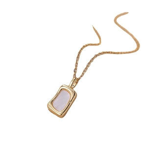 Élégant collier carré en or avec pendentif géométrique minimaliste en nacre blanche