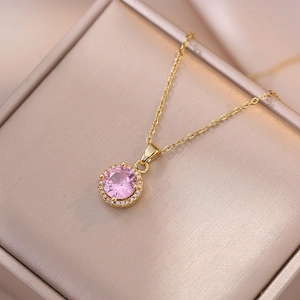 Élégant collier doré avec pendentif halo en zircon rose dans un coffret à bijoux de luxe