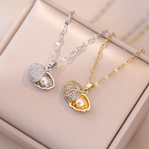 Collana con ciondolo a conchiglia con perle e zirconi in oro e argento su custodia