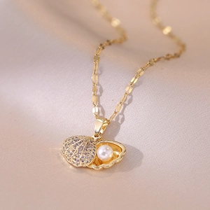 Elegante collana in acciaio al titanio dorato con perla a conchiglia e zirconi su seta satin