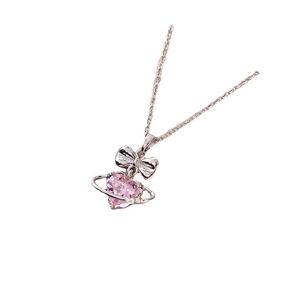 Collana con cristallo a cuore rosa, fiocco argento e anello planetario in stile sobrio