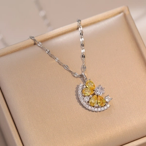 Collier avec pendentif lune et étoile étincelant sur satin champagne pour femme