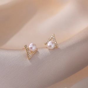 Orecchini Süßwasserperle Geometrici A V Rame Zirconia Con Perno In Argento Sterling 925 Per Donne