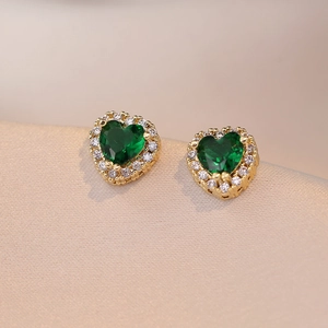 Boucles d'oreilles dorées avec zircon vert en forme de cœur et halo de cristaux blancs