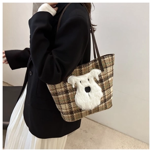 Borsa tote scozzese marrone con toppa a forma di cane in peluche indossata da modella