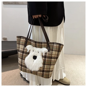Dettaglio della borsa tote a quadri con patch Schnauzer 3D in peluche e tracolla marrone
